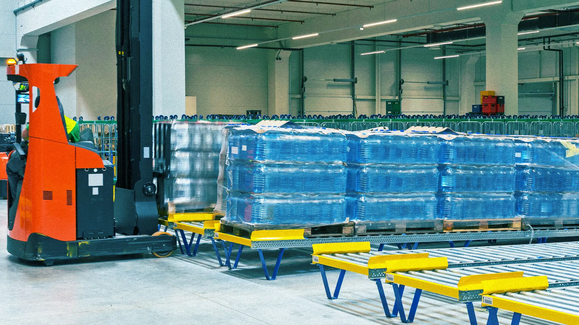 Przenośniki rolkowe – Efektywność i wszechstronność w transporcie wewnętrznym